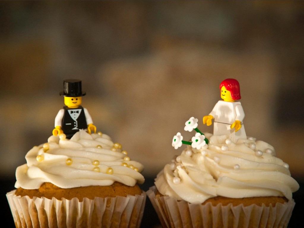 TS-153702801_wedding-cupcakes-Lego-people_h.jpg.rend.hgtvcom.1280.960