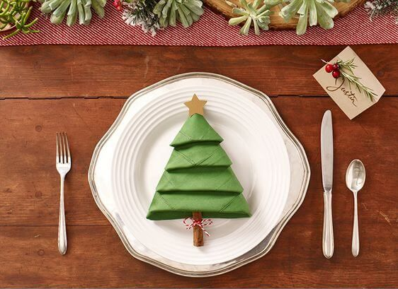 Veidojam Ziemassvētku dekorācijas: galda salvetes – eglītes. Ātri un vienkārši!