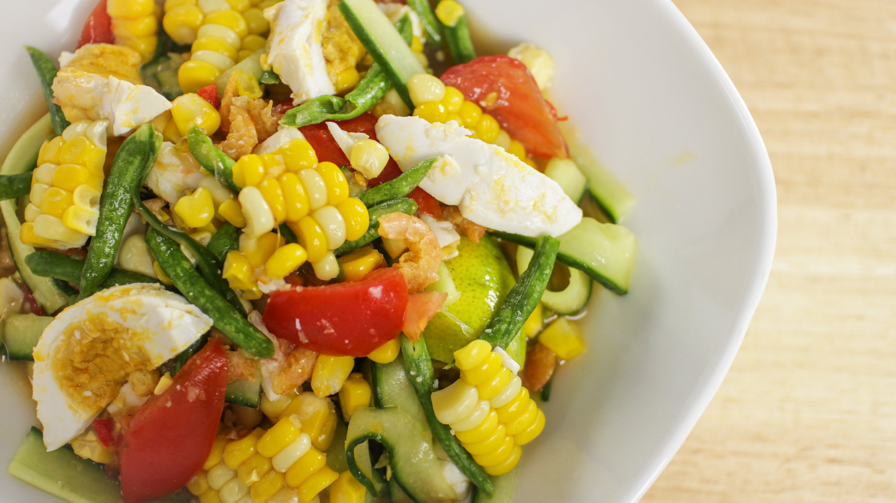Kukurūzas salāti ar tunci un sālītu gurķi “Pikantie”