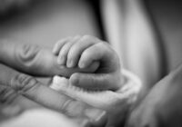 Komā guļoša Covid-19 inficējusies sieviete laiž pasaulē mazuli: ”Mēs domājām, ka mamma neizdzīvos”
